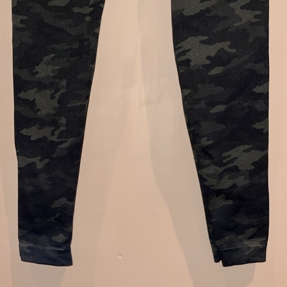 SPANX deep army green camouflage leggings size medium - Picture 4 of 6